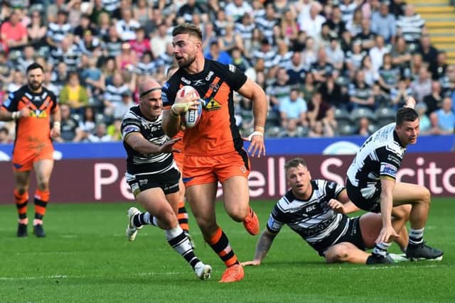 Castleford's Mike McMeeken gets away from Hull's Danny Houghton.
Picture Jonathan Gawthorpe.