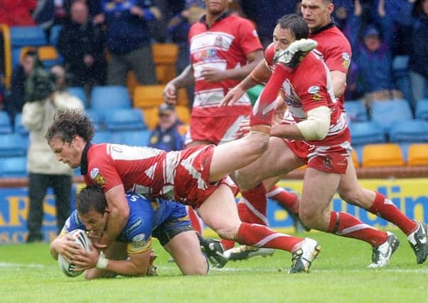 Lee Smith scores the winning try for Leeds against Wigan in 2010.